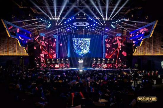 黏在脚下！亚马尔这停球+过人“闲庭信步”